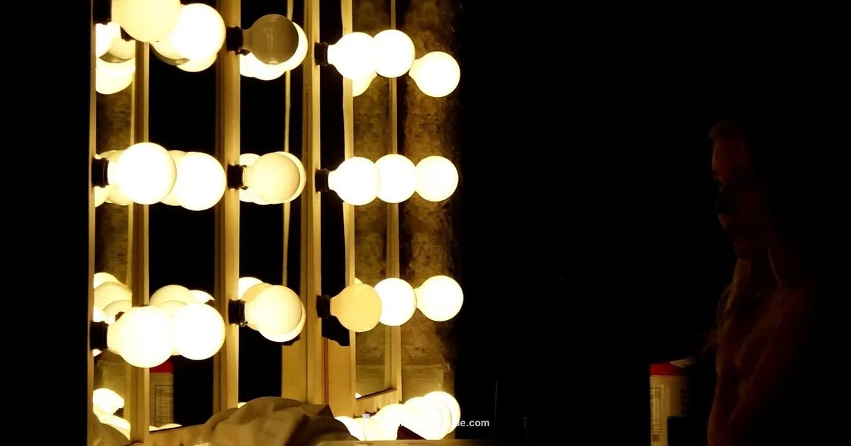 Brighten a Small Bath - PaintQuickGuide